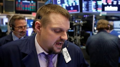 Dow Jones губи 300 пункта след биенето на камбаната*