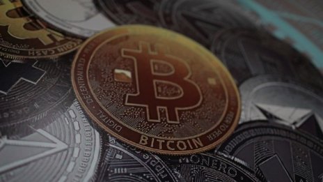 Биткойнът отново пропадна под 9 хил. долара заради японските регулатори