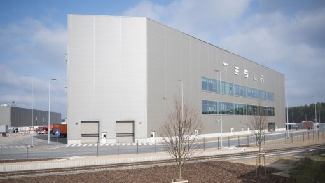 Заводът на Tesla край Берлин спря работа заради предполагаем палеж наблизо