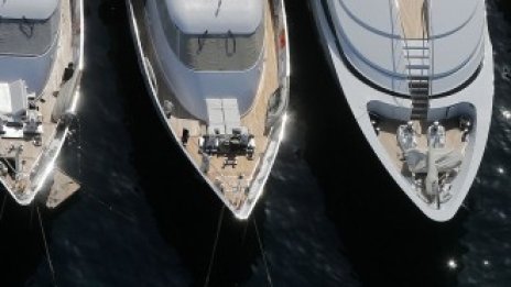 Най-богатите хора в света обръщат платната на супер яхтите си към Гърция