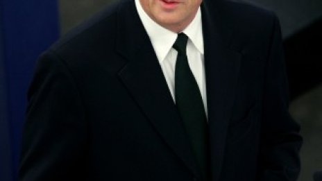 На чия страна ще застане Ангела Меркел в битката за председател на ЕК?