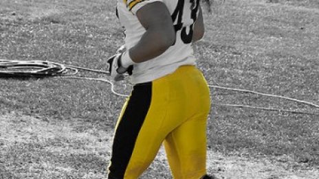 Обявена е цена за главата на звезда от американския футбол 