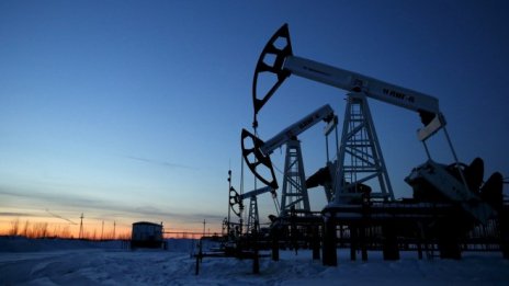 Цената на петрола се опитва да се възстанови след острия си спад в сряда
