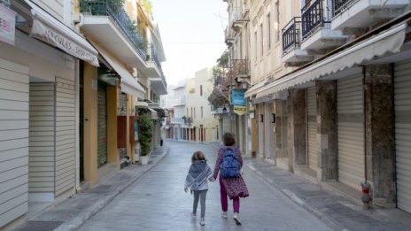 Гърция затяга мерките: затваря детските градини и началните училища