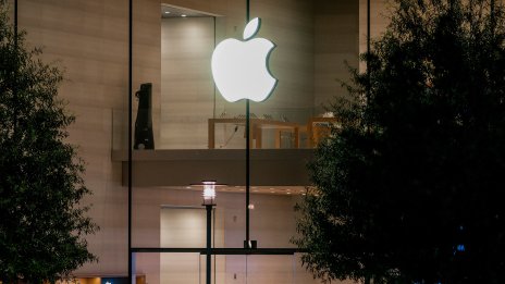Apple е обвинена в налагане на незаконни правила на работното място