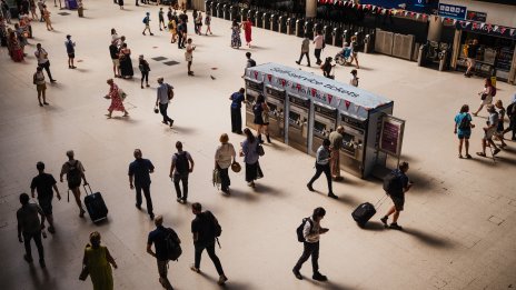 Великобритания губи по-малко работни места от очакваното след увеличението на данъците
