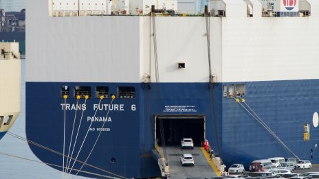 Кораб, превозващ електромобили, е изоставен в Тихия океан заради пожар