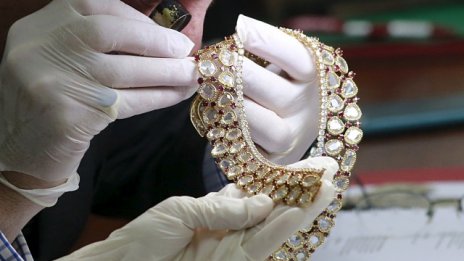 Christie's откри рядък 25-каратов розов диамант в бижутата на Имелда Маркос