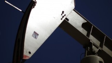 Цената на петрола отстъпва на фона на добри данни от САЩ