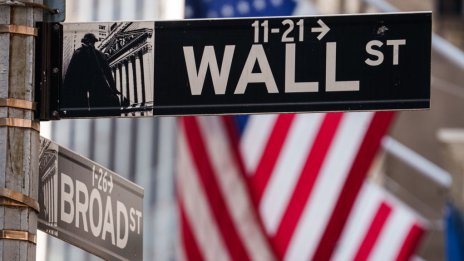 Dow спадна с над 350 пункта, отдалечавайки се от рекорда си