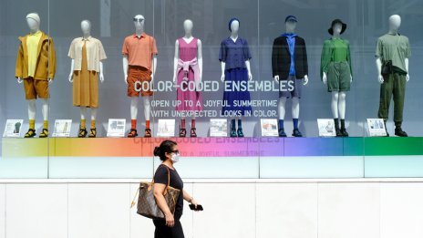 Собственикът на Uniqlo задмина прогнозите на анализаторите с очакванията си за печалба 