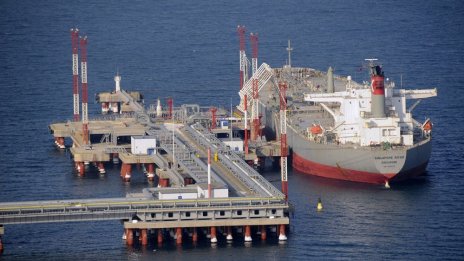 Руските рафинерии свиват производството си до двугодишно дъно