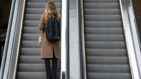 Жените по-трудно успяват да се преборят за увеличение на заплатата в САЩ от мъжете