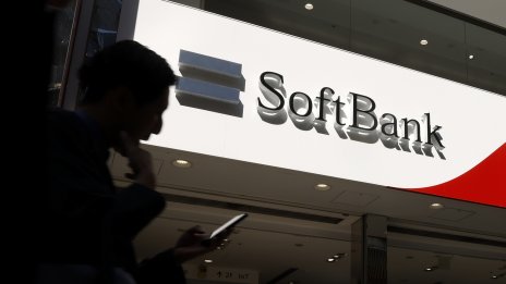 SoftBank ще инвестира близо 1 млрд. долара в собствен изкуствен интелект