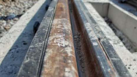 Реконструкцията на трамвайното трасе на бул. "Цар Борис III" се бави с месец