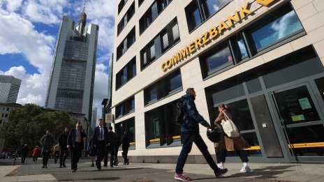 Шефът на Commerzbank обеща да увеличи печалбата, за да отблъсне офертата на UniCredit