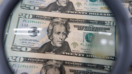 Когато лихвите започват да падат, финансовите мошеници изпълзяват