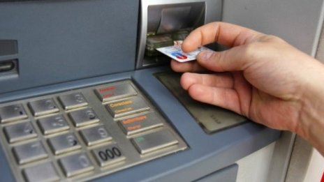 Банките продължават да вдигат таксите с някои изключения