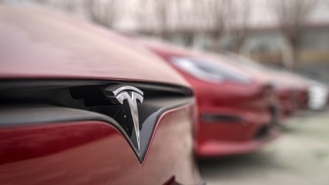 Tesla подчерта връзките си с Китай, докато други фирми загърбват доставчиците от страната