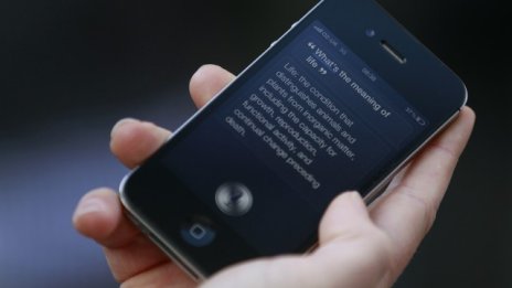 Apple съживява спадащите продажби на хардуер със Siri