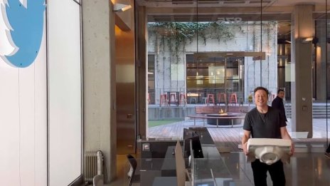 Мъск става „Главен туитър" и внесе мивка в централата на Twitter