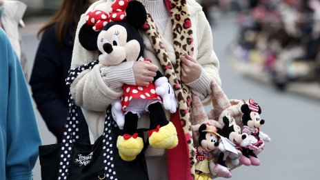 Стриймингът и тематичните паркове компенсират спада в телевизионния бизнес на Disney