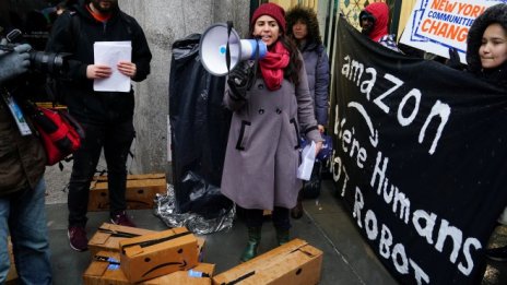 Над 30 души са протестирали пред дома на Джеф Безос по време на Кибер понеделника