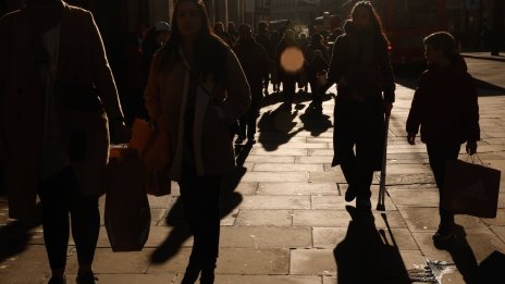 Бизнес активността сред британските фирми за услуги записа 4-месечен връх