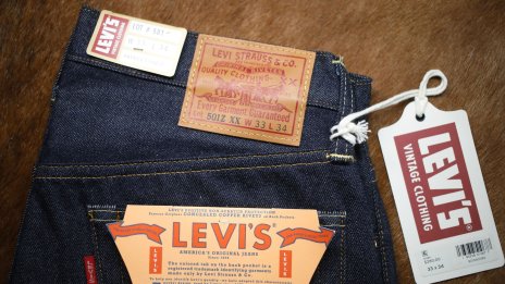 Рекордно горещото лято попари продажбите на деним на Levi Strauss