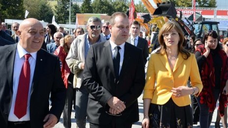 Захариева: Цялата държава е застрашена заради недостиг на средства