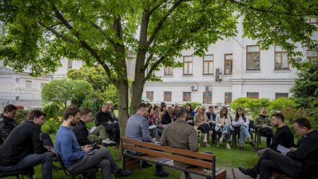 За първи път от началото на войната никой в Украйна не се оплаква от липса на снаряди