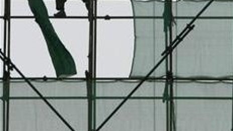 Спадът в строителството леко се ускорява през юни