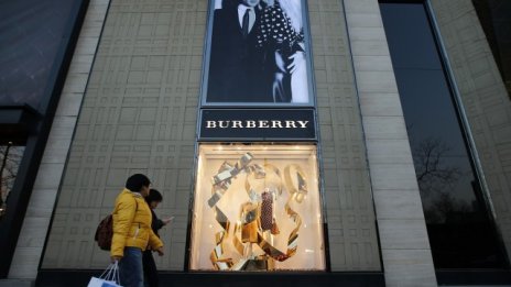 Трудната година стопи заплатата на шефа на Burberry със 75%