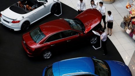 Продажбите на нови коли във Великобритания растат, но с по-бавни темпове