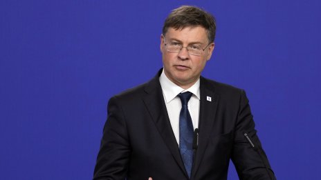 Домбровскис: Китай може да направи много, за да намали възприятието за риск на ЕС