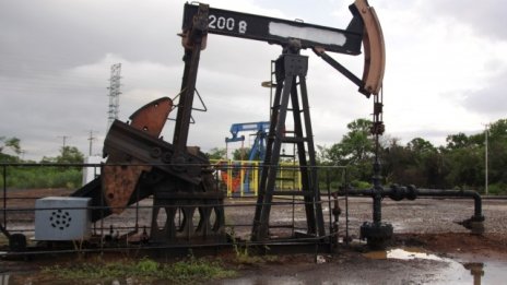 Цената на петрола стартира седмицата с понижение