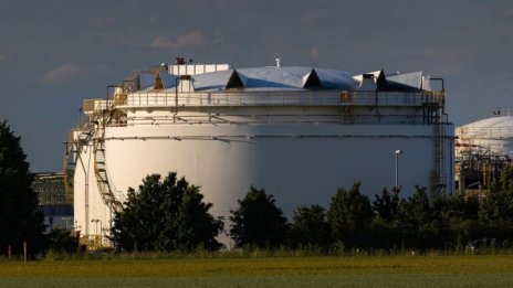 Затегнатият пазар връща цената на петрола на нива над 100 долара за барел*