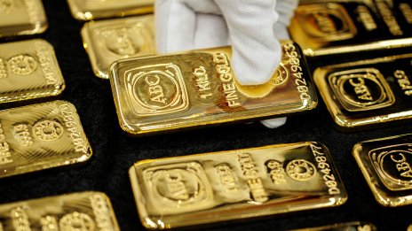 Цената на златото премина 4500 долара за първи път, но не успява да се задържи над прага