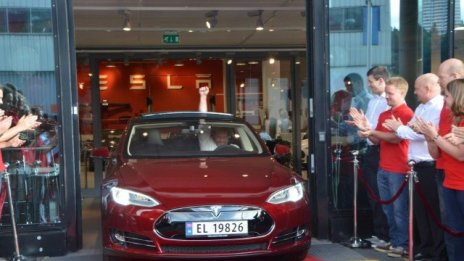 Екологичната Tesla Model S пристигна в Европа