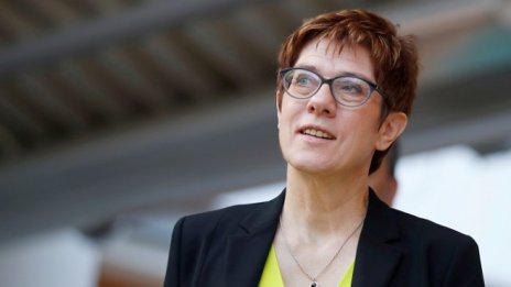 Лидерът на ХДС е против реформите на Макрон