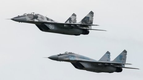 Началникът на отбраната отрича външна намеса в оценката на оферти за боен самолет