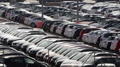 Сривът в продажбите на автомобили продължава