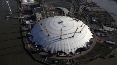 Оператор на молове и катарски суверенен фонд се борят са собственика на O2 Arena