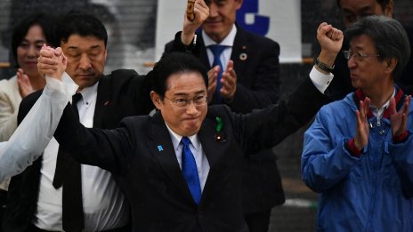 Партията на японския премиер спечели четири депутатски места на частичните избори