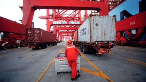 Бързащите да избегнат митата търговци изстреляха износа на Китай през октомври