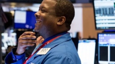 Wall Street прави силно завръщане в началото на сесията*