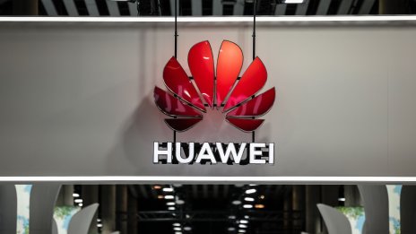 Huawei е заменила хиляди компоненти в продуктите си заради санкциите на САЩ