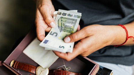 1,43 млрд. евро са изпратили българите зад граница към родината през 2023 г.