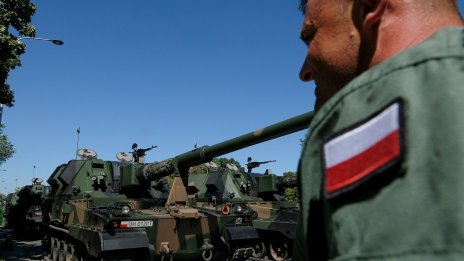 Полша показа мощ в най-мащабния военен парад от десетилетия