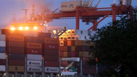 Нов мрачен сигнал за световната икономика - износът на Япония намалява за първи път от 2021 г.